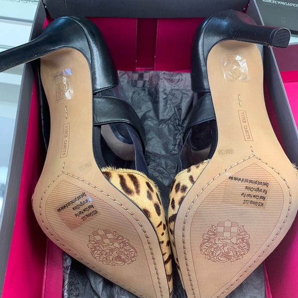 VINCE CAMUTO ASYMMETRICAL STRAP PUMP - Picture 3 of 4